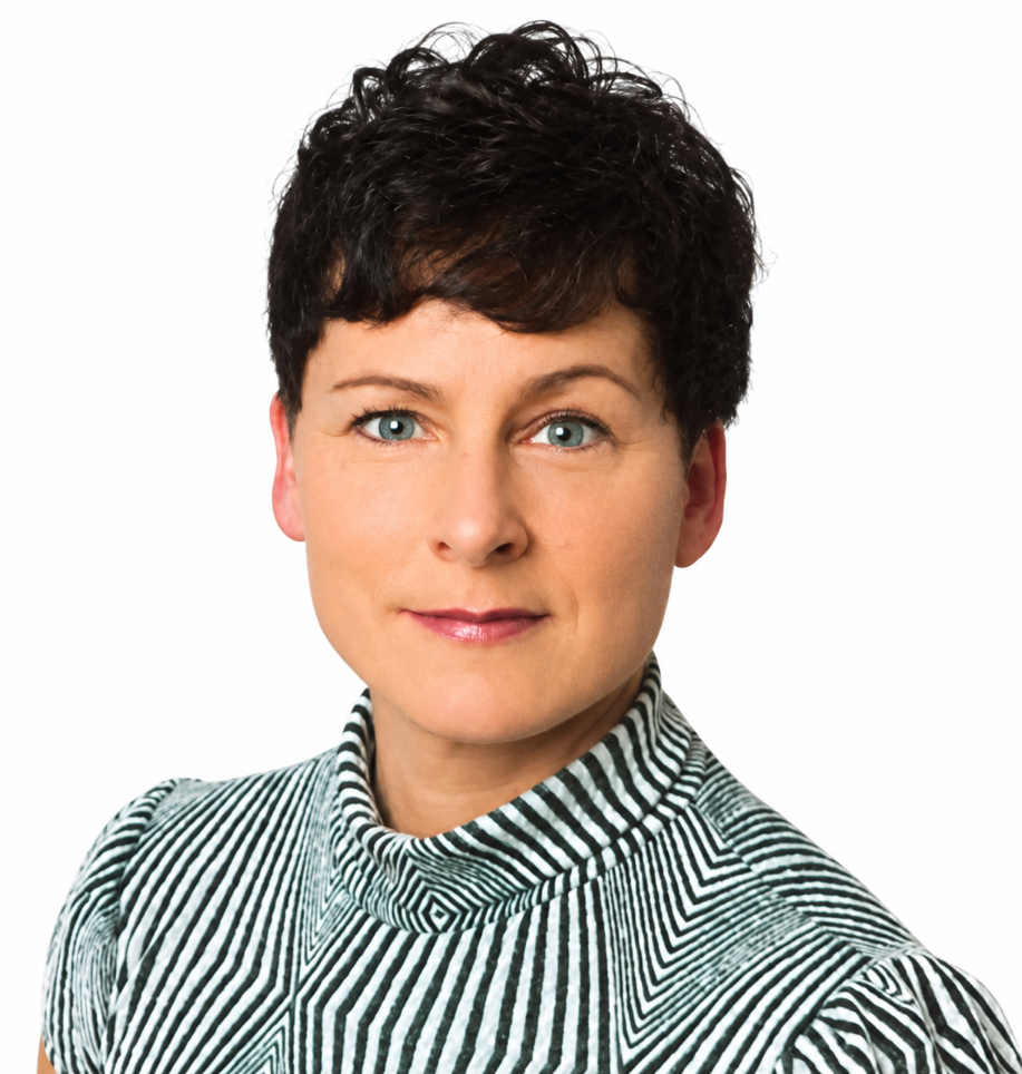Bild von Maren Bräuning. Frau mit sehr kurzen dunklen welligem Haar schaut bestimmt, aber freundlich in die Kamera